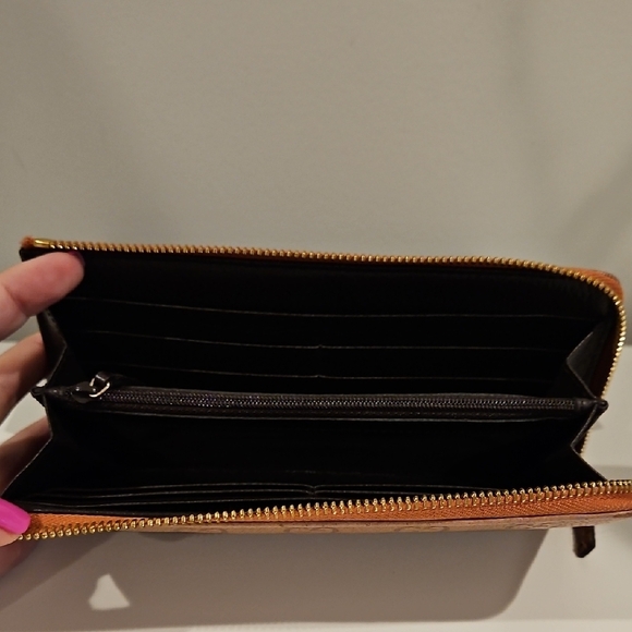 Gucci Tan GG Embossed Wallet - Picture 3 of 4